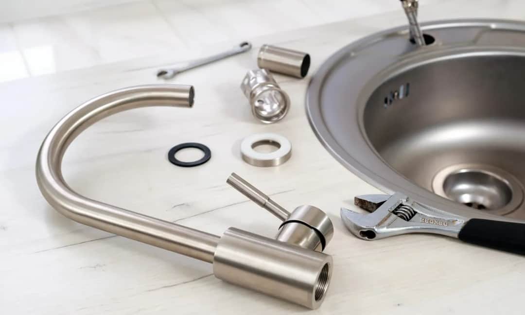 Wymiana uszczelki wylewki baterii kuchennej - proste kroki, które uratują Twój kran