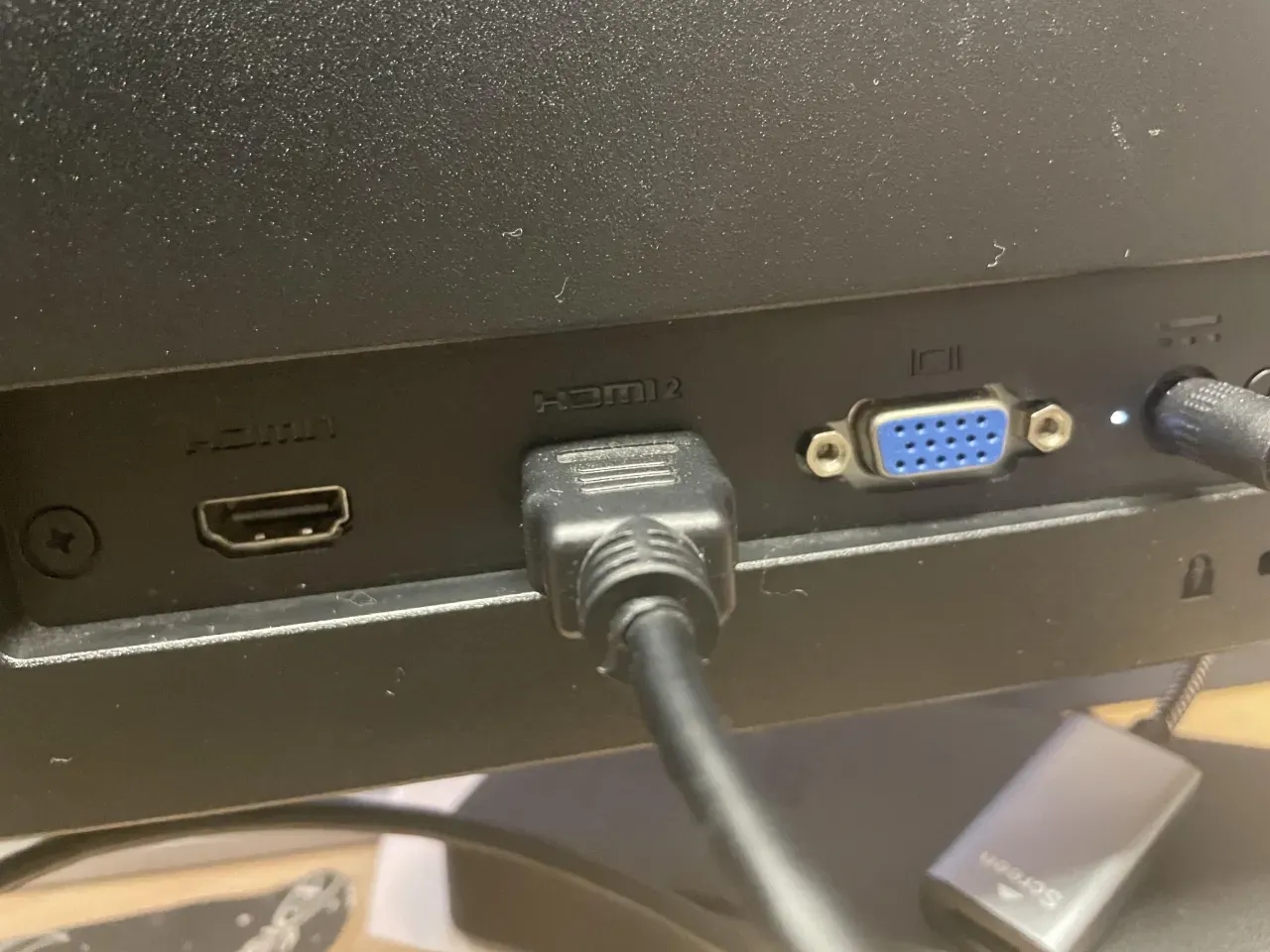 Jak sprawdzić model monitora i uniknąć problemów z kompatybilnością