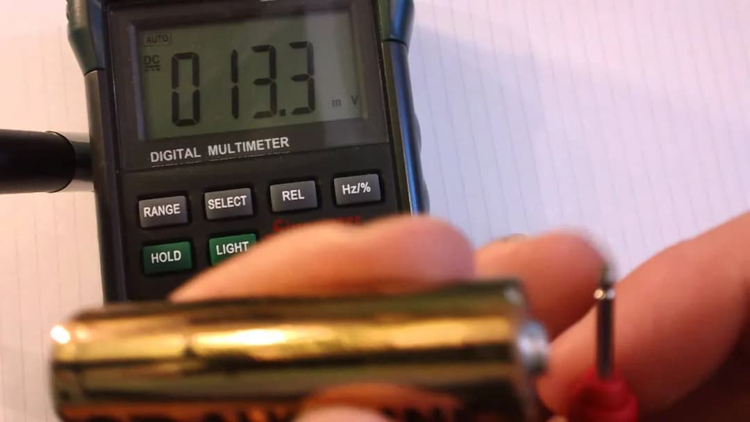 Jak sprawdzić pojemność baterii multimetrem i uniknąć błędów pomiarowych
